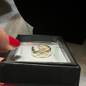 Stylish Gold Crisscross Toe Ring